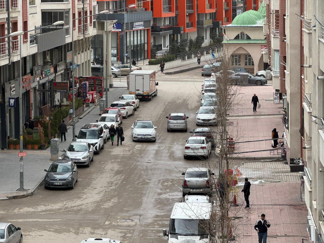 Yerin 7 kilometre derinliğinde meydana gelen depremle ilgili şu ana kadar olumsuz bir durum yaşanmazken, AFAD ve jandarma bölgede çalışmalarını yürütüyor.