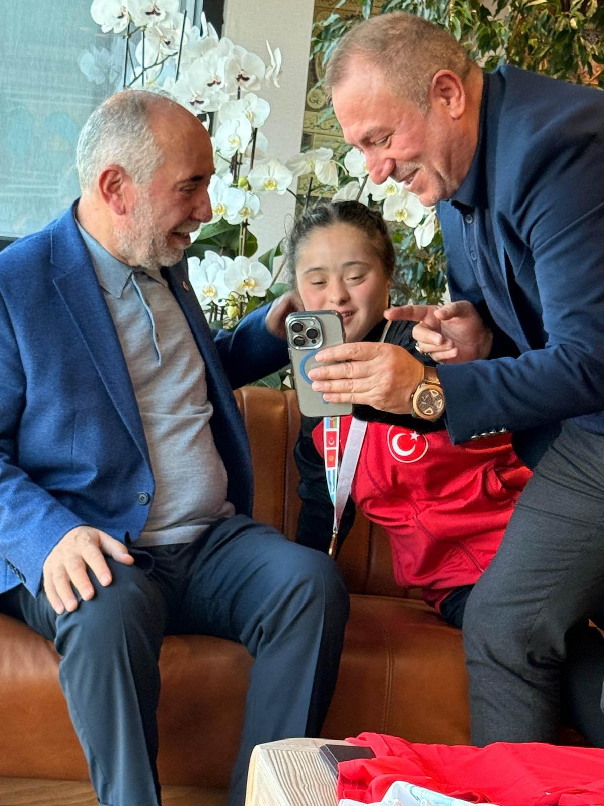  Kanal 7 Medya Grubu Başkanı Zekeriya Karaman, Türkiye Özel Sporcular Spor Federasyonu Başkanı Birol Aydın ve özel sporcuyla birlikte