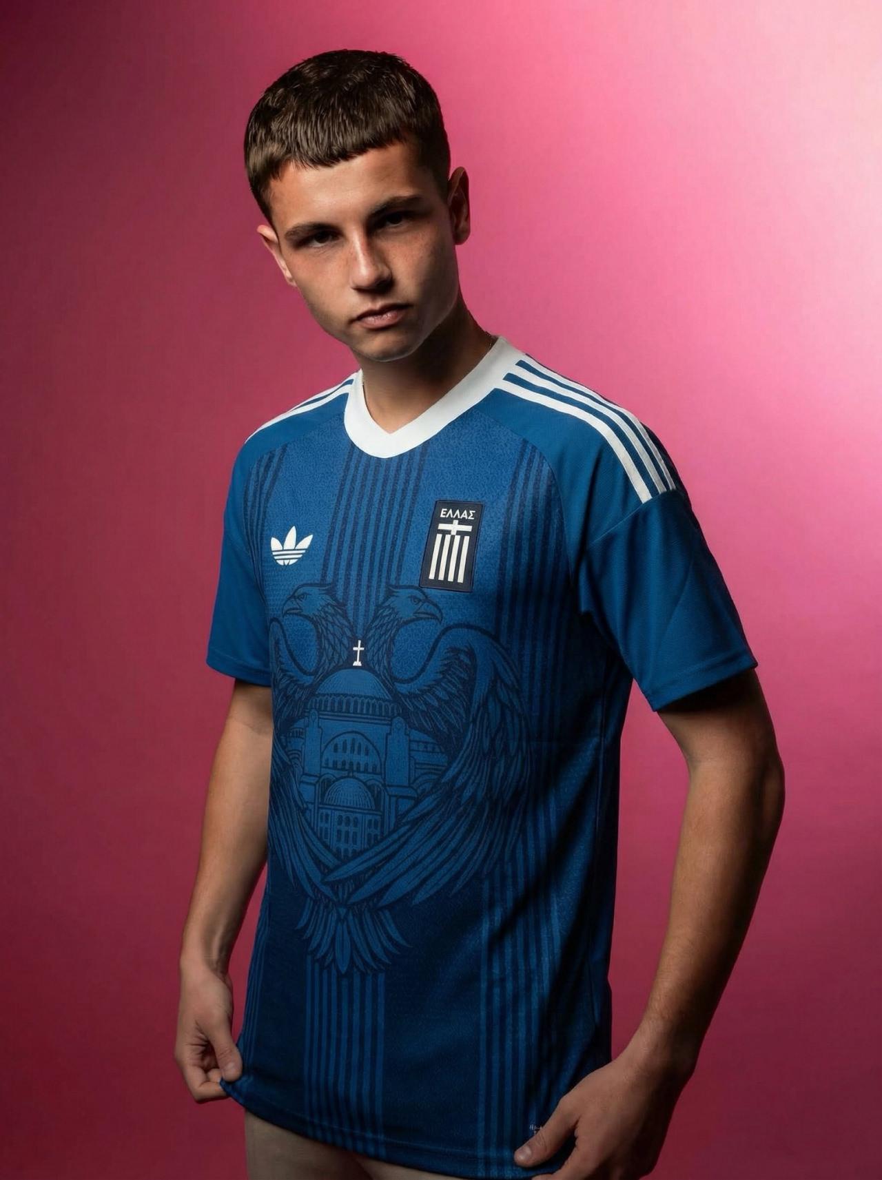 Yunanistan'ın FIFA tarafından reddedilen formasında, Ayasofya'nın bir silüeti yer alıyor.