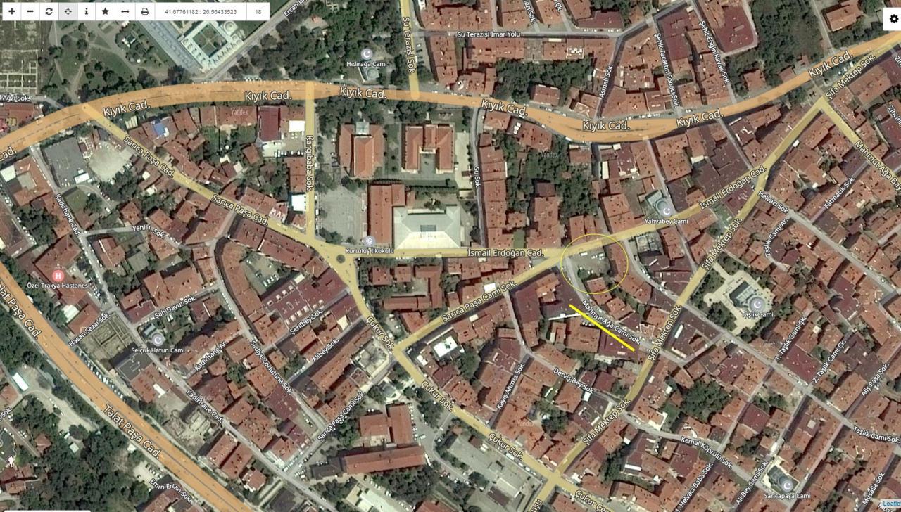 Parsel sorgulamada da sokağın 'Mahmut Ağa Camii Sokak' olarak yer aldığı görülüyor.