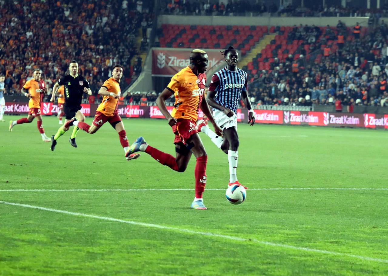 Galatasaray - Trabzonspor karşılaşmasından bir kare