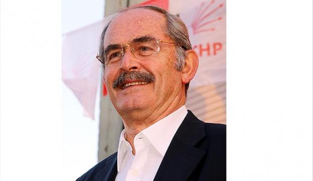 CHP&rsquo;nin g&uuml;ndeminden habersiz en iyi bildiği işe devam: &Ouml;zg&uuml;r &Ouml;zel&rsquo;in heykelini yaptı