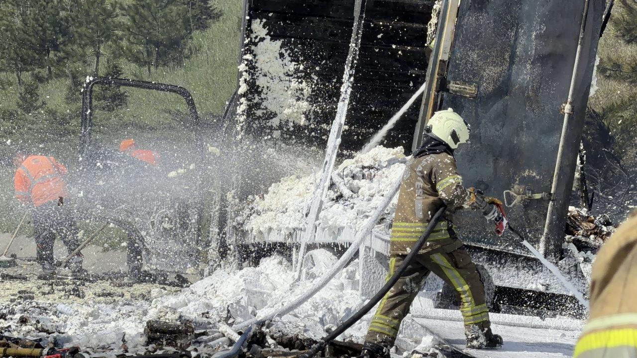 Ekipler, çöp kamyonuna köpük sıktı.