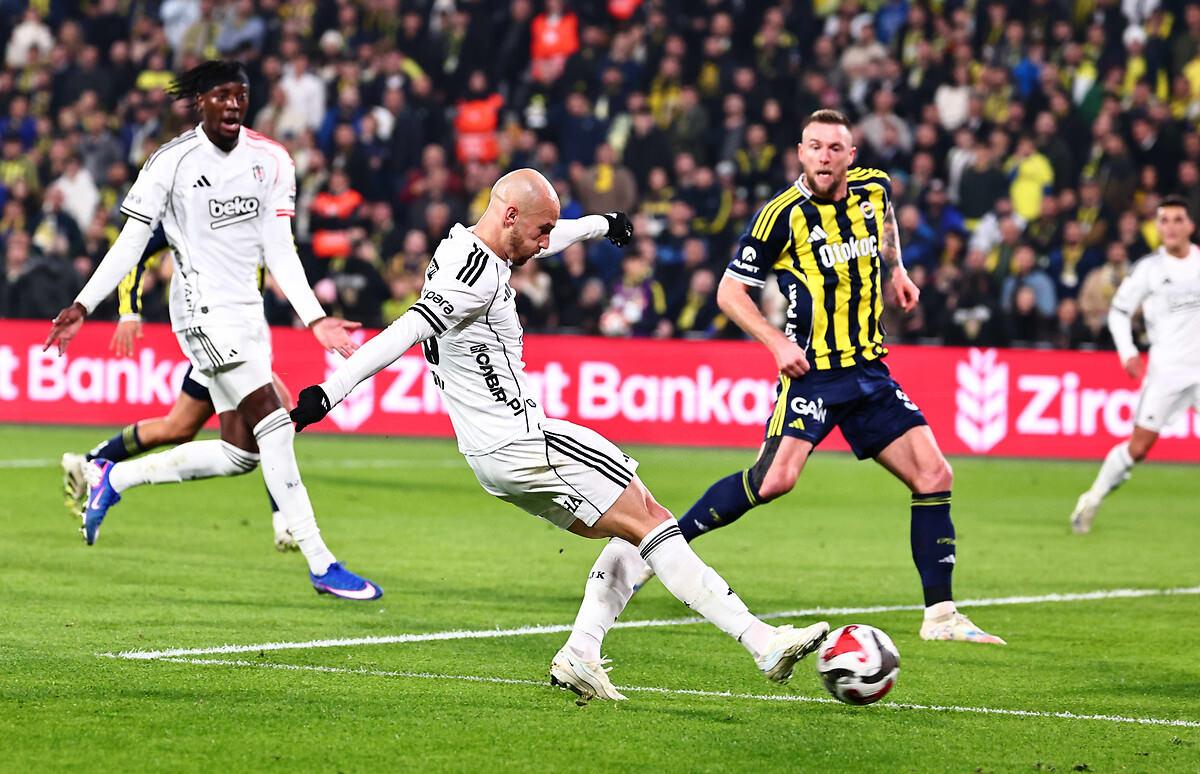 Türkiye Kupası'nda oynanan Fenerbahçe-Beşiktaş karşılaşmasından bir kare
