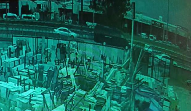 G&uuml;venlik kamerası kaydetti: Ters y&ouml;ne giren otomobil dehşet sa&ccedil;tı<