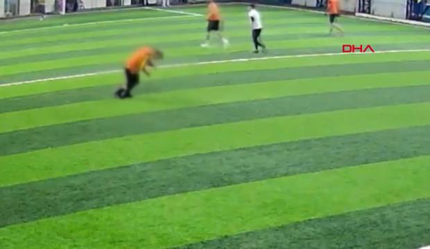 Halı sahada fenalaşan kişinin yaşamını yitirdiği olayın g&ouml;r&uuml;nt&uuml;leri ortaya &ccedil;ıktı