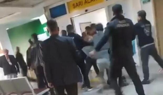 Hastane değil sanki boks ringi: Acil serviste tekme tokat birbirlerine girdiler