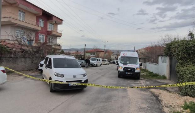 İki oğlunun bı&ccedil;ak ve nacakla saldırdığı baba &ouml;ld&uuml;!