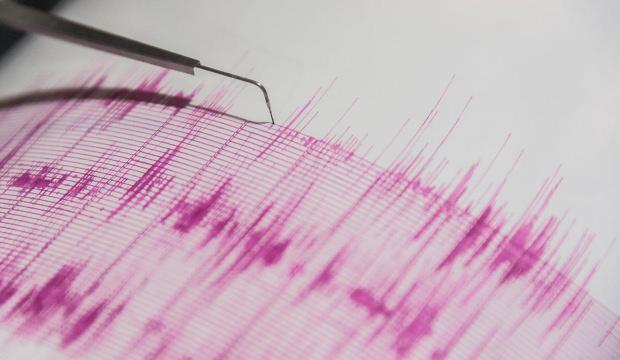 İstanbul'da deprem! Cep telefonlarına gelen bildirim paniğe yol a&ccedil;tı