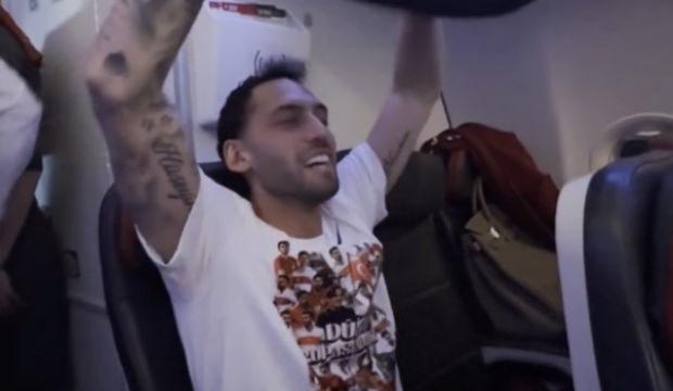 Kaptan Hakan &Ccedil;alhanoğlu'ndan 'Bir oluruz yolunda' performansı