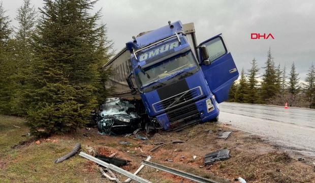 Kaygan yolda savrulan TIR dehşet sa&ccedil;tı!