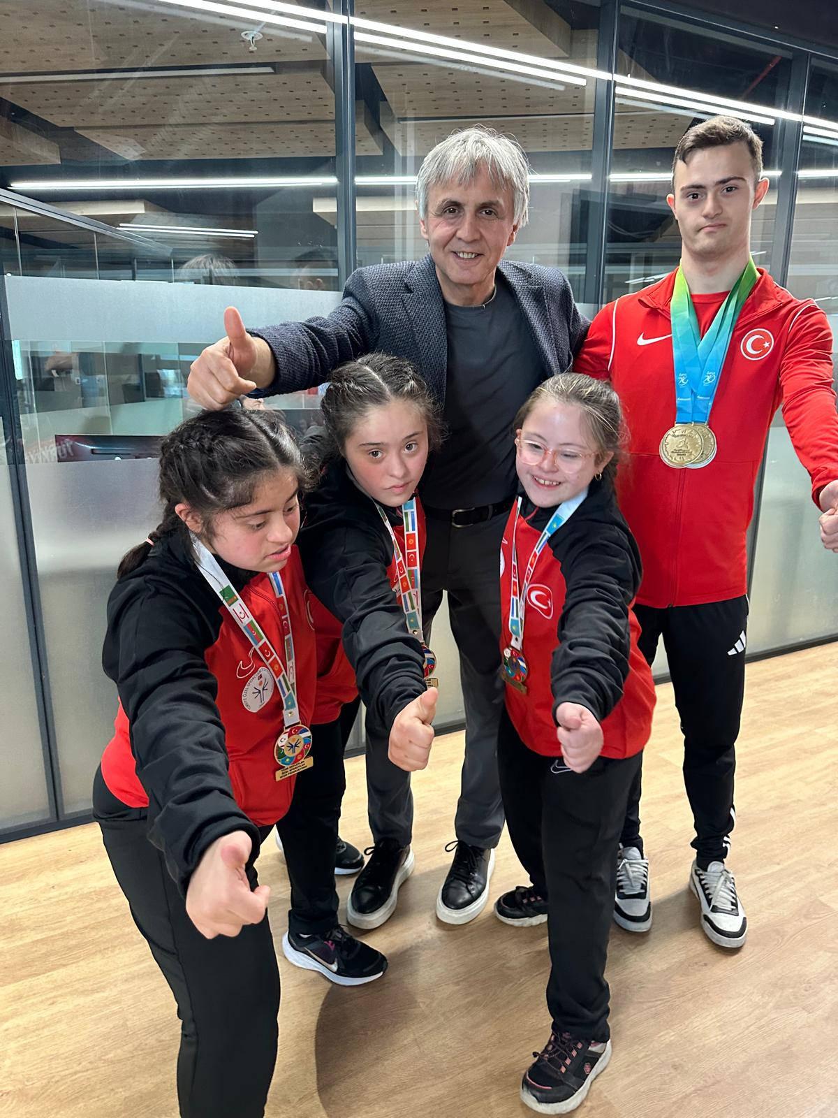 Özel sporcular, Kanal 7 Haber Dairesi Başkanı Mehmet Yazıharman'la birlikte