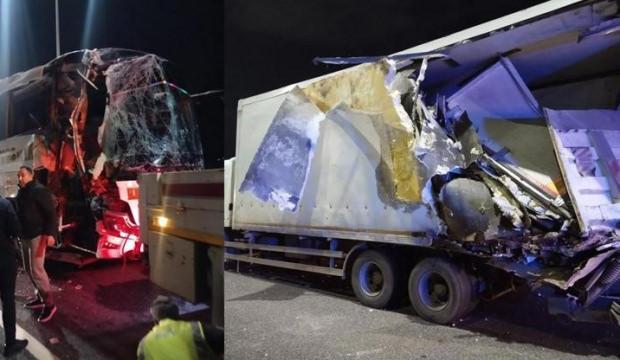 Kuzey Marmara Otoyolu'nda feci kaza! Yolcu otob&uuml;s&uuml; ile TIR &ccedil;arpıştı: 10 yaralı