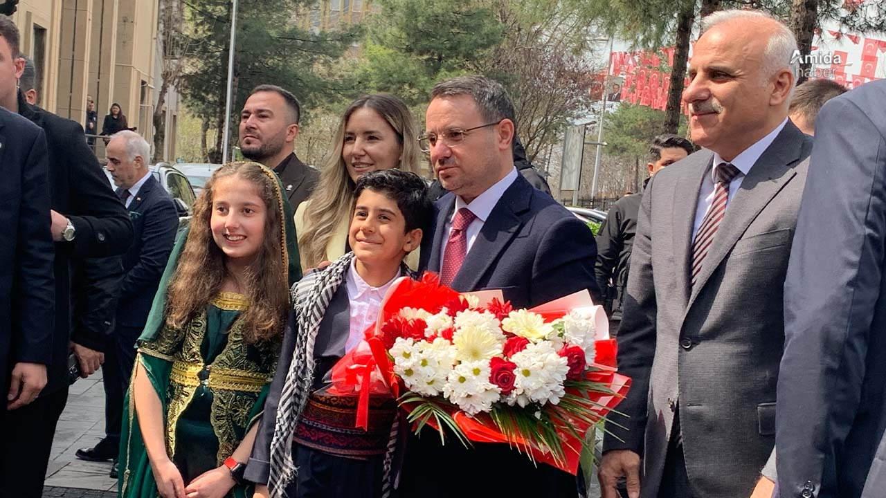 Bakan Gürlek'i Diyarbakır'da halk oyunu ekibi karşılayıp çiçek verdi.