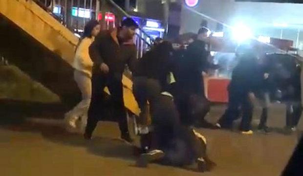 Liselilerin laf atma kavgası sokağı savaş alanına &ccedil;evirdi