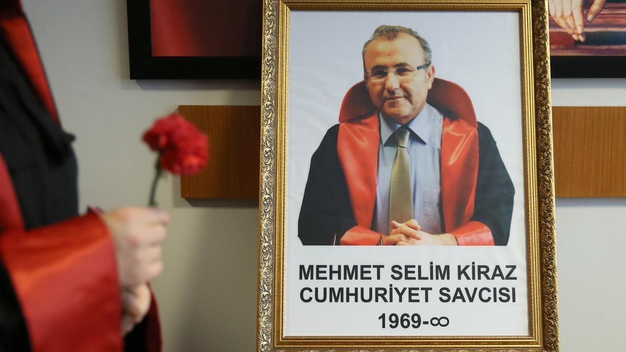Adalet Bakanı Akın Gürlek, Cumhuriyet Savcısı Mehmet Selim Kiraz'ı şehit oluşunun 11. yılında rahmet, minnet ve saygıyla andığını belirtti.