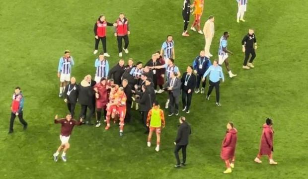 Ma&ccedil; bitti saha karıştı! Galatasaray'ın yıldızı kırmızı kart g&ouml;rd&uuml;