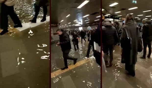 Mecidiyek&ouml;y metro alt ge&ccedil;idini su bastı, g&ouml;revliler suyu kovalarla tahliye etmeye &ccedil;alıştı