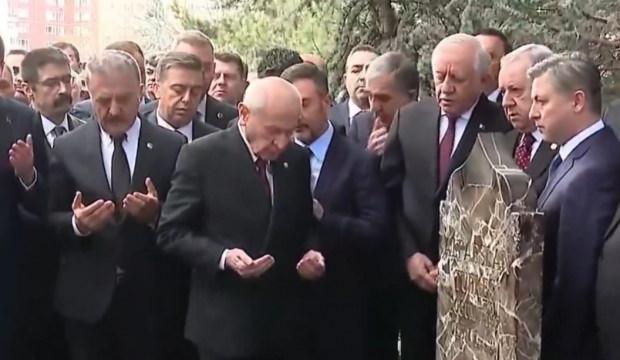 MHP lideri Bah&ccedil;eli, Alparslan T&uuml;rkeş'in kabrini ziyaret etti