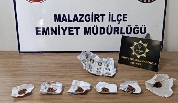 Muş&rsquo;ta uyuşturucu operasyonları: Aracın gizli b&ouml;lmesinden y&uuml;zlerce gram zehir &ccedil;ıktı!