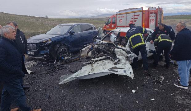 Nevşehir'de iki otomobil &ccedil;arpıştı: 1 &ouml;l&uuml;, 2 yaralı