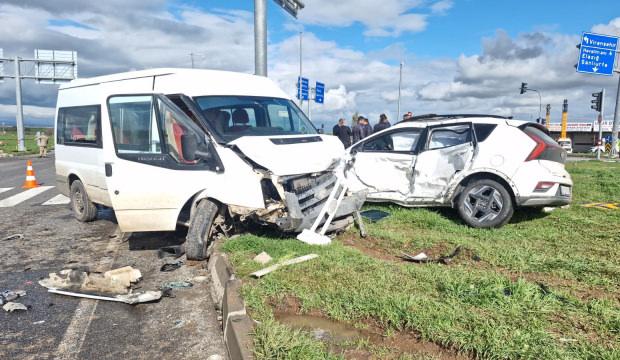 Korkun&ccedil; kaza! &Ouml;ğrenci servis minib&uuml;s&uuml; ile otomobil &ccedil;arpıştı: 13 yaralı