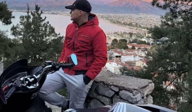 Otomobille &ccedil;arpışan motosikletin s&uuml;r&uuml;c&uuml;s&uuml; &ouml;ld&uuml;