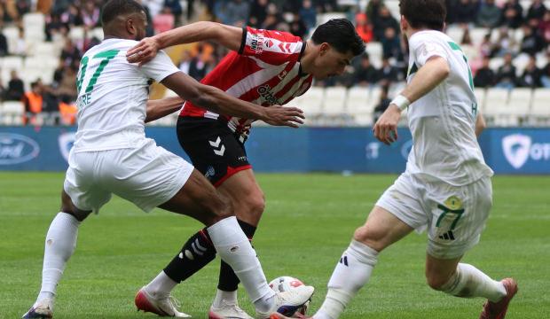 Play-off hedefleyen takıma evinde darbe! 4 goll&uuml; ma&ccedil;ı kazanıp zirveden kopmadılar