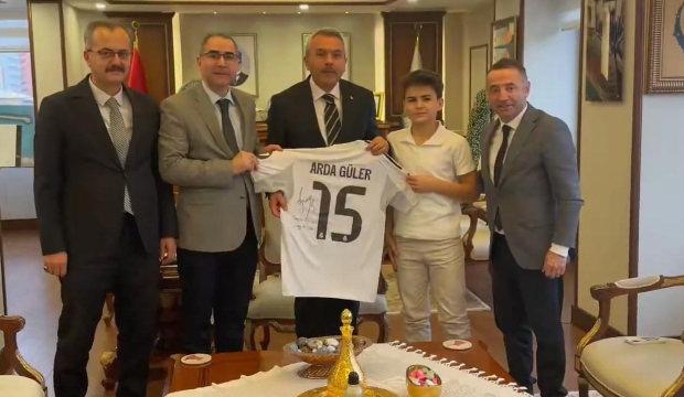 Erdoğan'dan imzalı Arda G&uuml;ler forması istemişti: Rizeli Safa formasına kavuştu