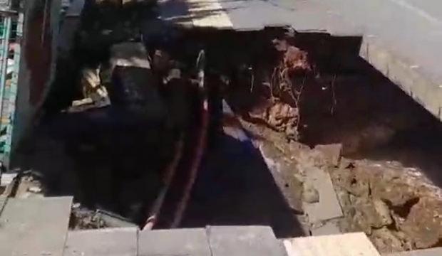 Siirt&rsquo;te kaldırım &ccedil;&ouml;kt&uuml;; yol trafiğe kapatıldı