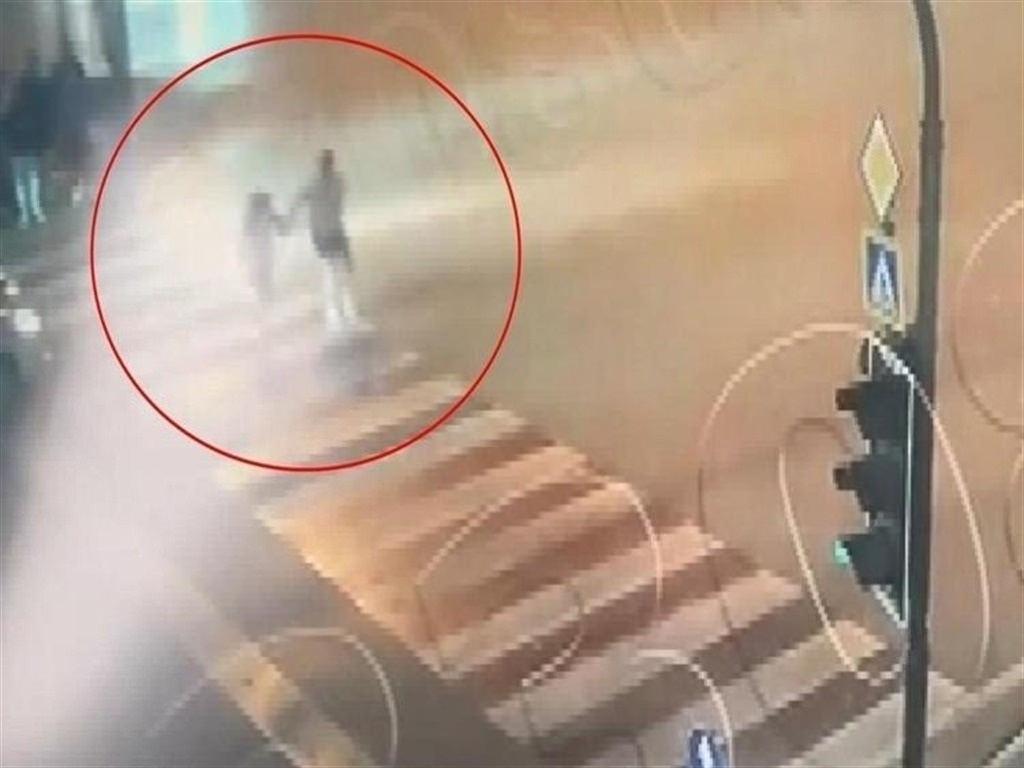 Kaza anı güvenlik kamerasına yansıdı.