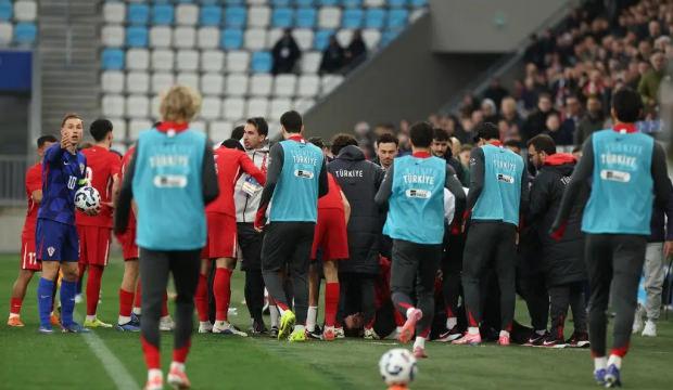 &Uuml;mit Milli Takım'a hakem operasyonu! 8 kişi kaldık, 3-0 kaybettik