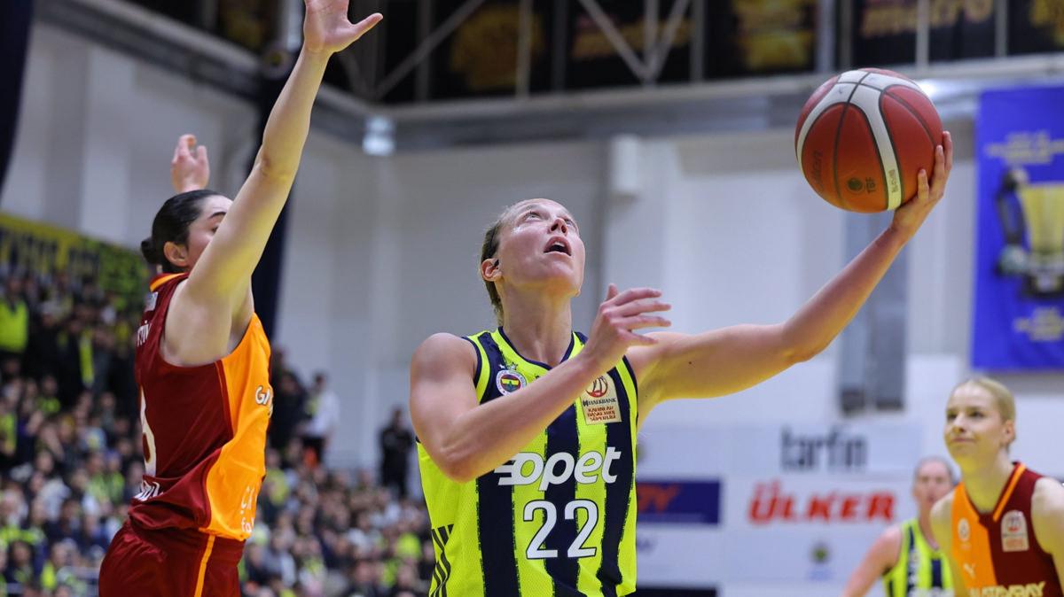 İki takım arasında oynanan final serisinin ilk mücadelesinden