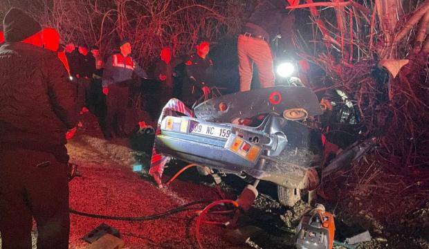 Yol kenarındaki ağaca &ccedil;arptı: 2 &ouml;l&uuml;!