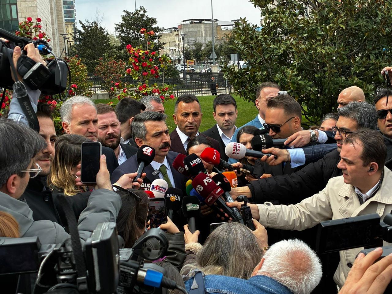 Yıldırım Belediye Başkanı ve Bursa Büyükşehir Belediye Meclisi 1. Başkan Vekili Oktay Yılmaz, seçim sonuçlarının belli olmasının ardından gazetecilerin sorularını cevapladı