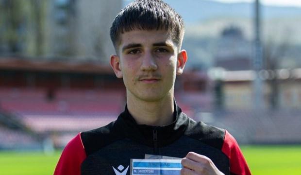 14 yaşında &uuml;lkesinin kaderini değiştirdi! Kahraman ilan edildi