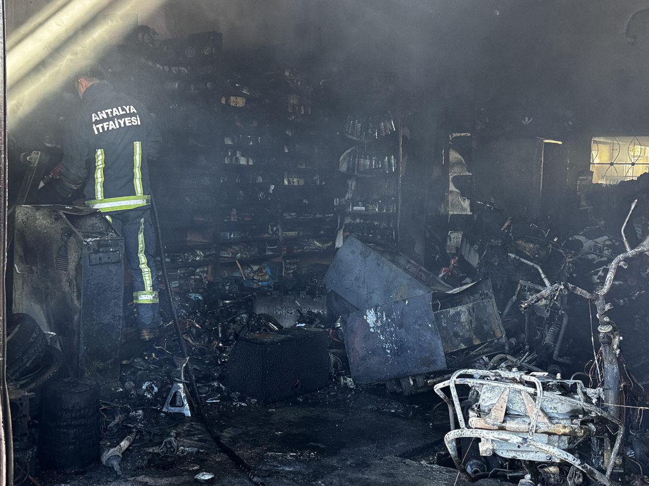 Dükkanda 20 milyon liralık zarar olduğu ileri sürüldü. 