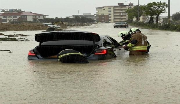 3 ilde yollar g&ouml;le d&ouml;nd&uuml;, evleri su bastı! Mahsur kalan ara&ccedil;lar var