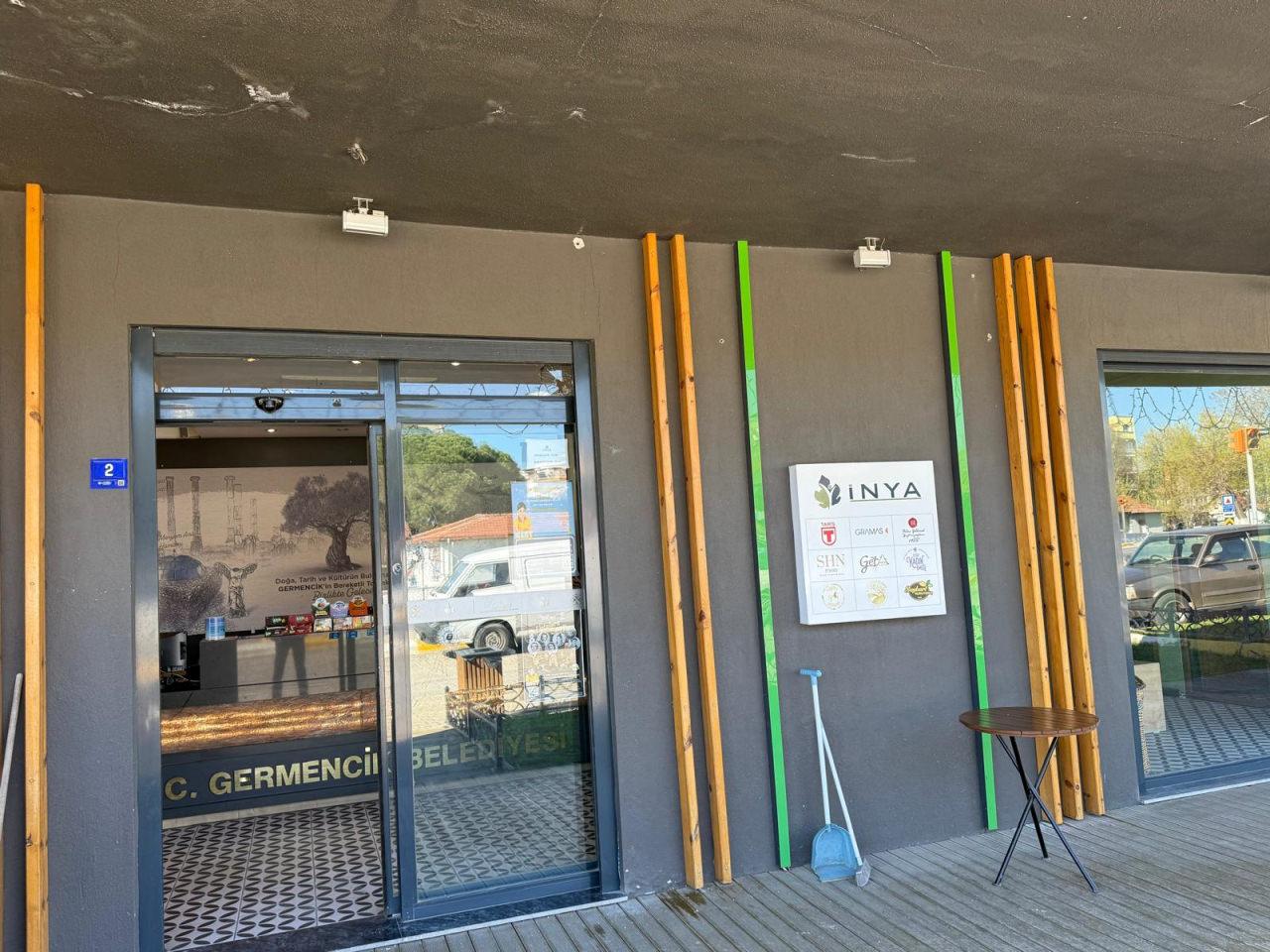 Aydın'da önceki dönem Germencik Belediye Başkanı Fuat Öndeş, belediyeye ait iş yerine silahla ateş ettiği gerekçesiyle gözaltına alındı.