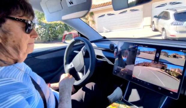 93 yaşında direksiyon salladı: Otonom ara&ccedil;la gelen &ouml;zg&uuml;rl&uuml;k