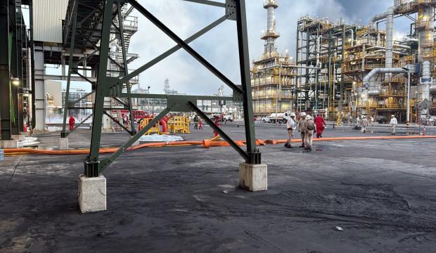 Meksika&rsquo;da rafineride yangın: Petrol tesisinde korkutan alevler