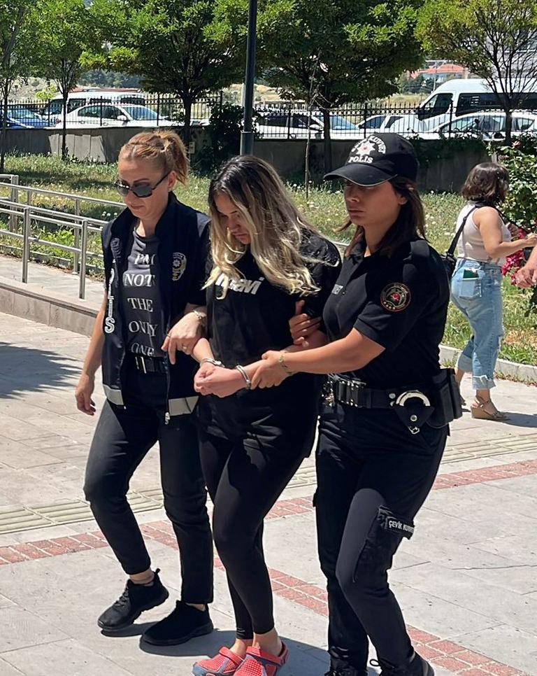 Seray Öztürk (ortada)