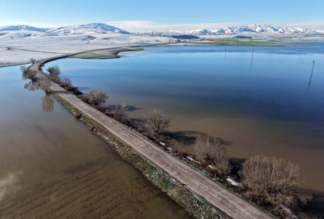  Sivas'ın Hafik ilçesinde, kar kalınlığı yer yer 3 santimetreye ulaştı. Kar ve yağmur sularının etkisiyle ilçeye 3 kilometre uzaklıktaki Dışkapı köyü arazisinde geniş su birikintileri oluştu.