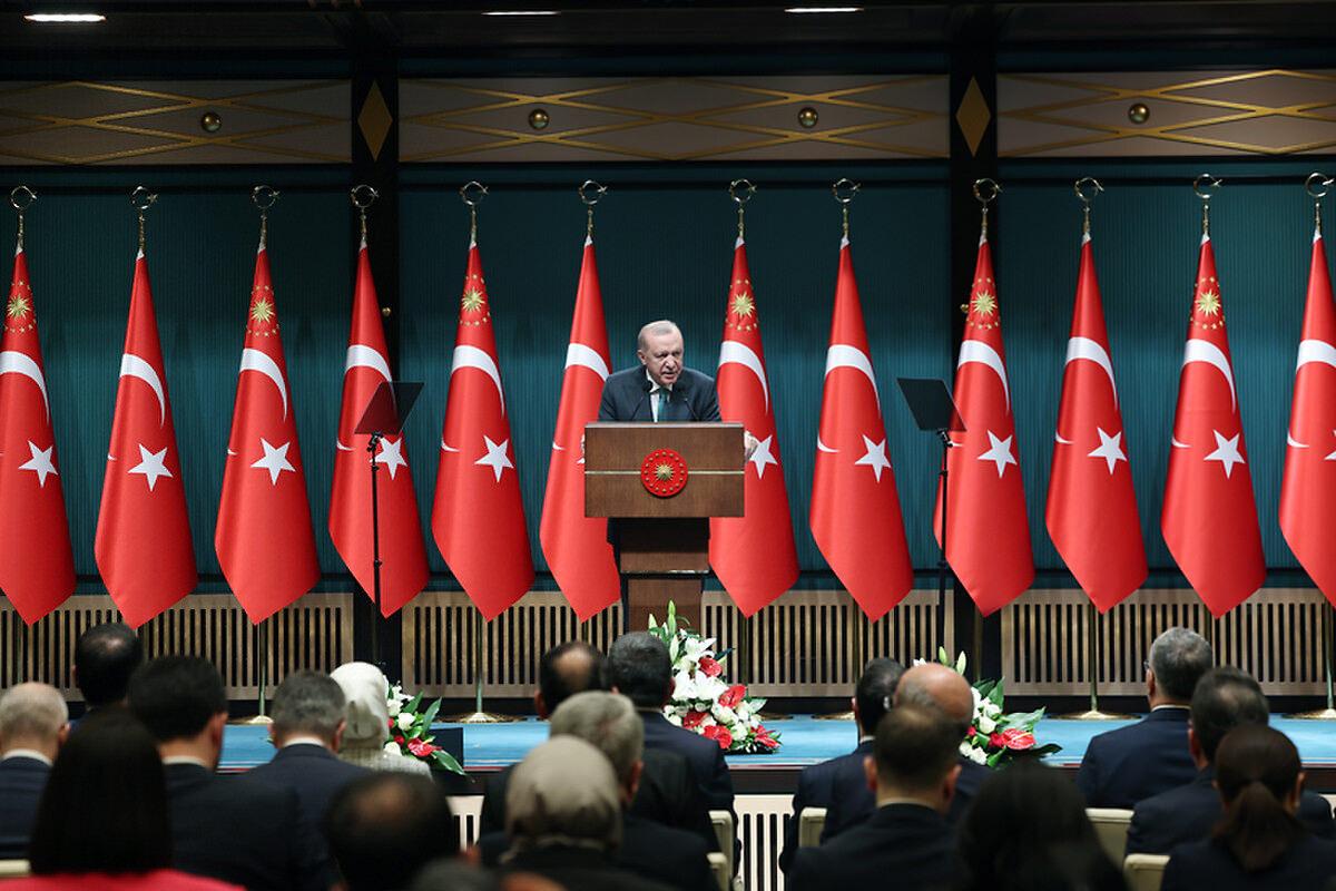 Cumhurbaşkanı Recep Tayyip Erdoğan, Cumhurbaşkanlığı Külliyesi'nde düzenlenen bir Kabine Toplantısı'nın ardından açıklamalarda bulunurken.