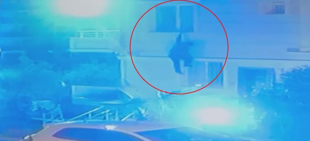 Uğur Çalışkan'nın evin penceresinden çıktığı anlar.