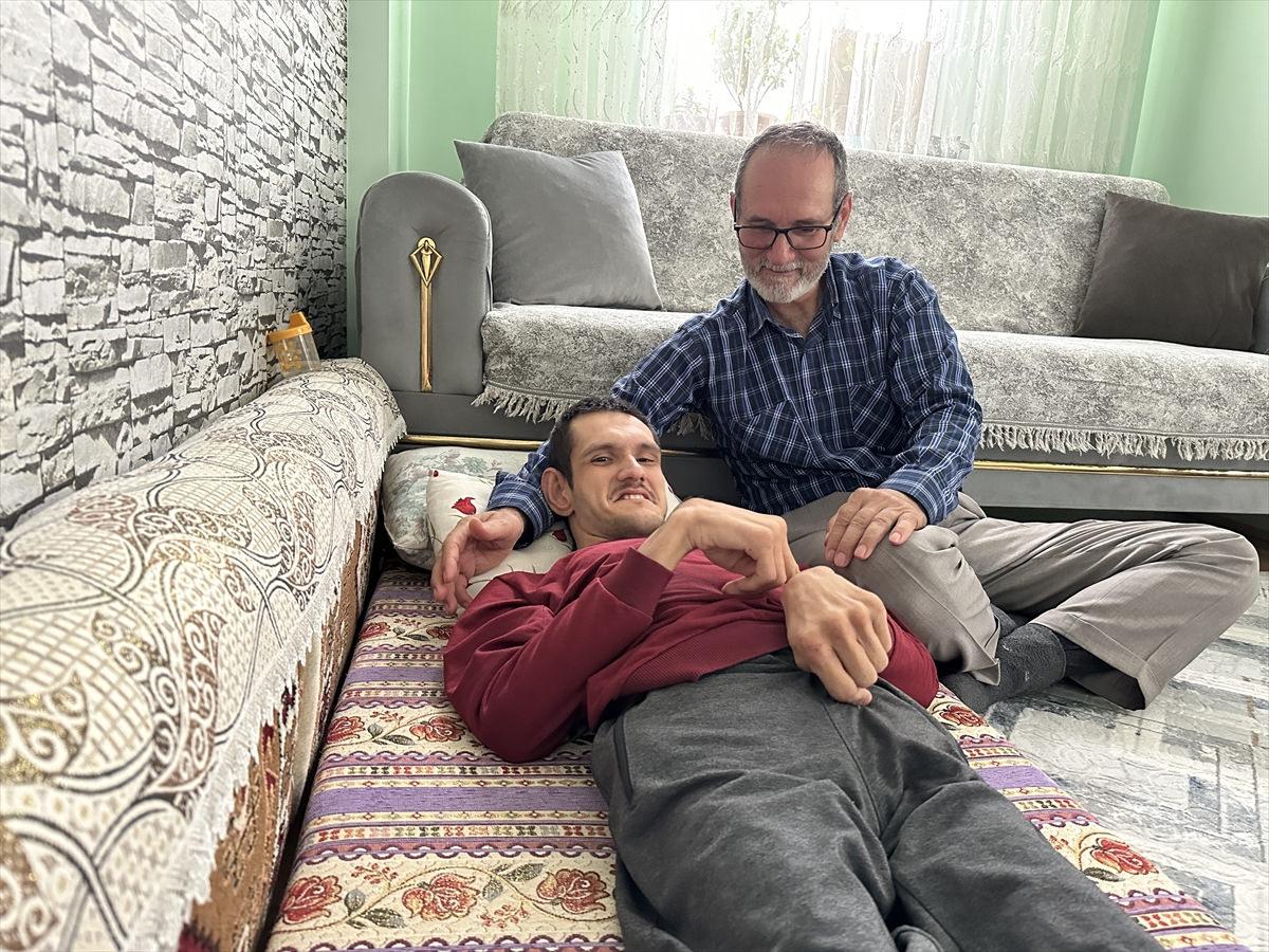 Bedensel engelli oğlu için hazırladığı aparatla takdir toplayan fedakar baba duygularını anlattı.