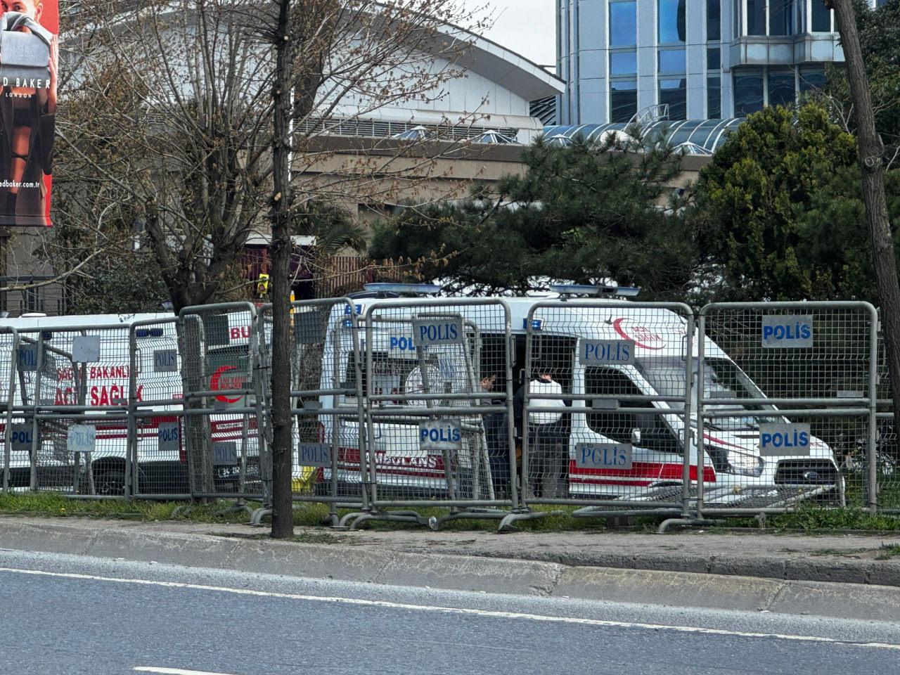 Beşiktaş'ta silah sesleri duyulması üzerine bölgeye çok sayıda polis ekibi sevk edildi.