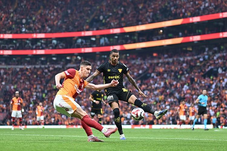 Sezonun ilk yarısında oynanan ve 3-1 Galatasaray üstünlüğünde biten Galatasaray-Göztepe karşılaşmasından bir kare