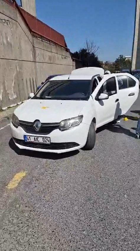 Saldırganların olay yerine geldiği araçta inceleme yapılıyor.