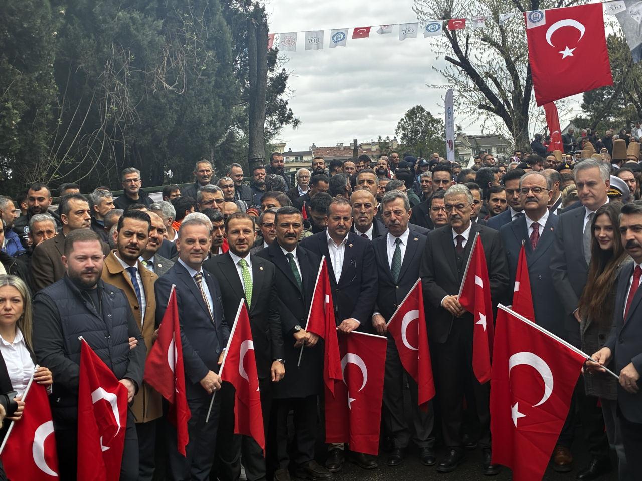 AK Parti İl Gençlik Kolları Başkanı Furkan Akın, AK Parti Osmangazi Gençlik Kolları Başkanı Adnan Kurtuluş, AK Parti Bursa Milletvekili Ahmet Kılıç, İYİ Parti Bursa Milletvekili Yüksel Selçuk Türkoğlu, AK Parti Bursa Milletvekili Refik Özen, İYİ Parti Bursa Milletvekili Hasan Toktaş, Bursa Valisi Erol Ayyıldız, Kültür ve Turizm Bakan Yardımcısı Dr. Serdar Çam, Yıldırım Belediye Başkanı Oktay Yılmaz, Oyuncu Miray Daner, 